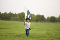 kids holding Pakistani flag