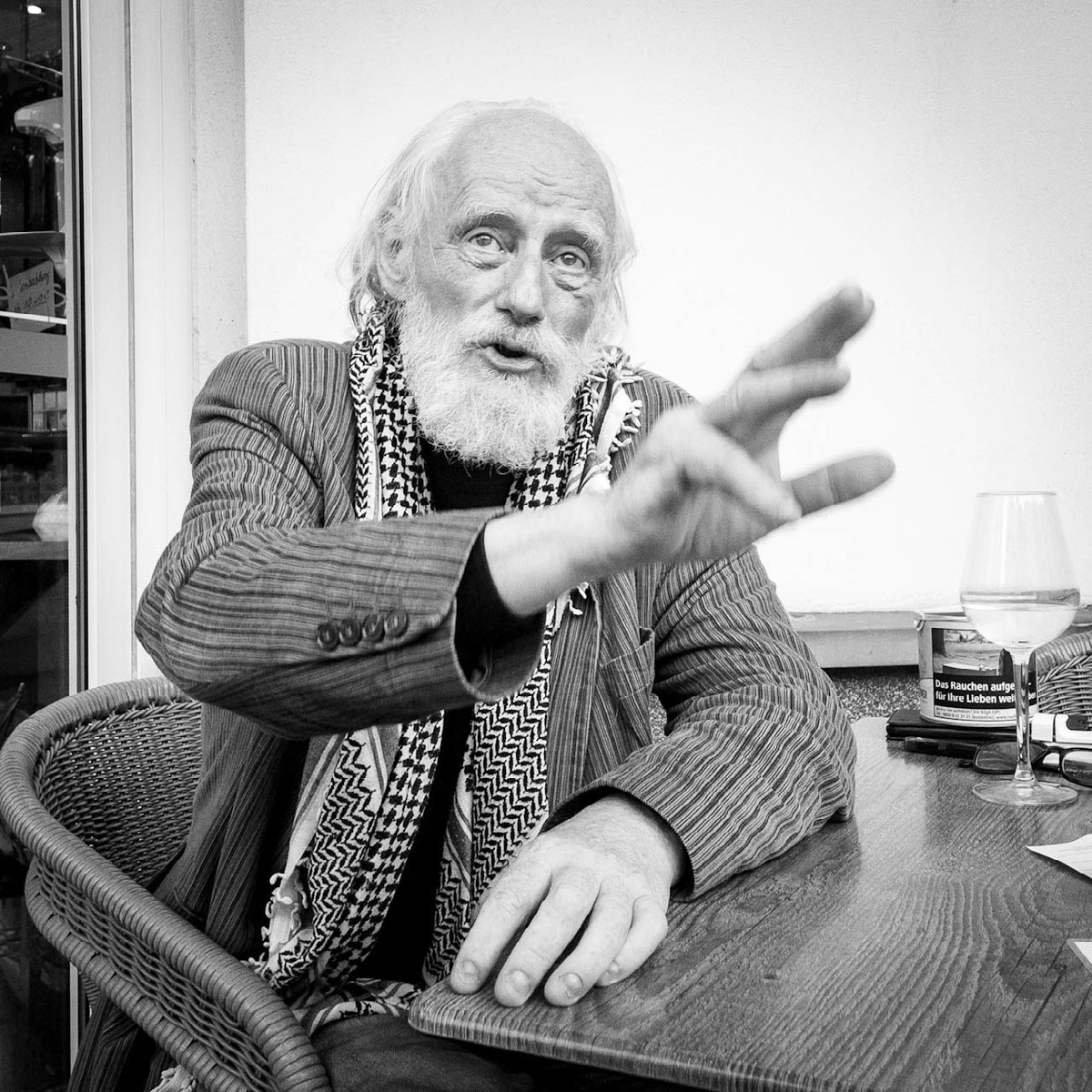 berthold-in-a-cafe-in-magdeburg-edit-photoshop-lightroom