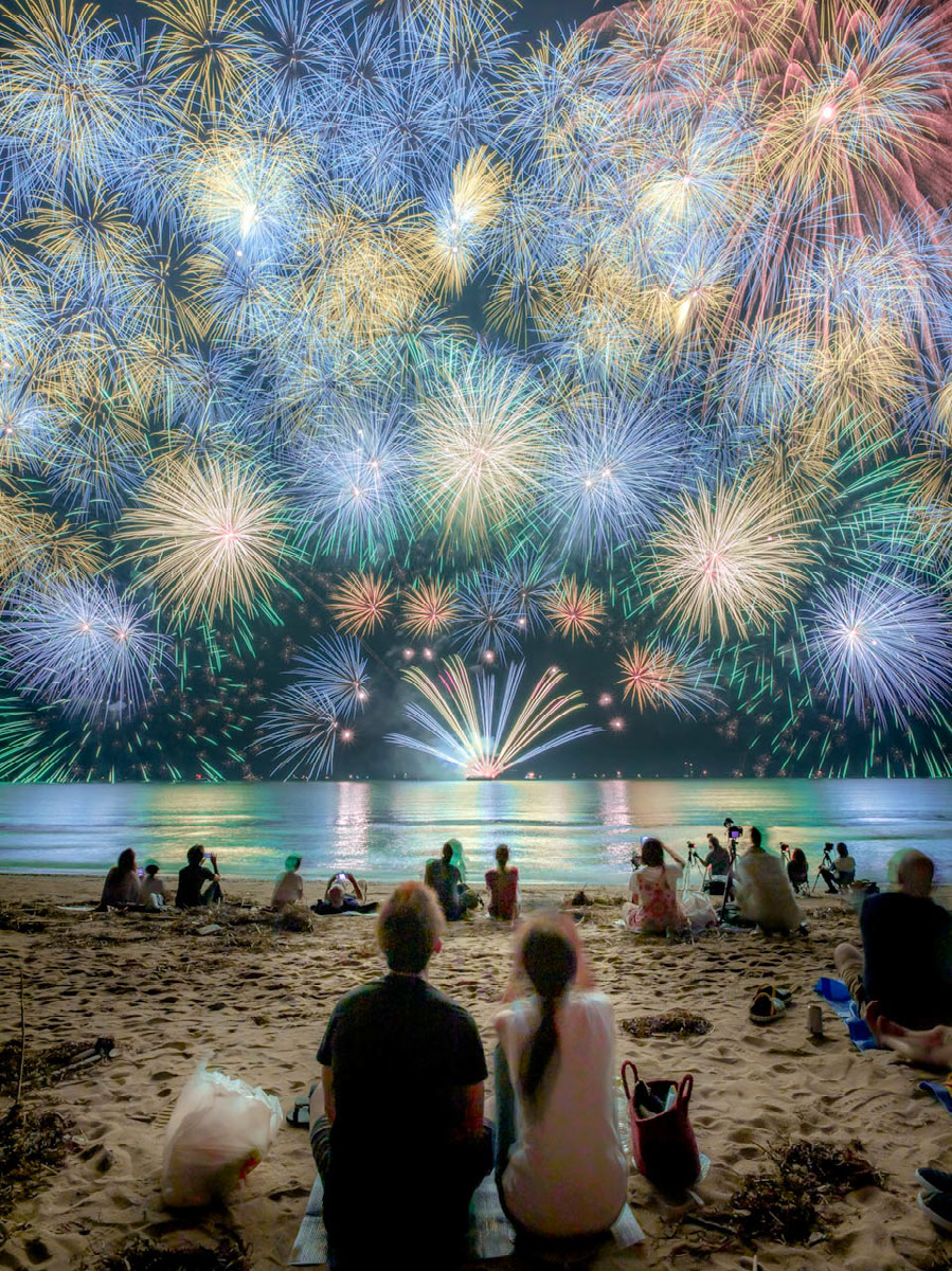 Enhance the beautiful tone of fireworks in the night sky. Edit(04)