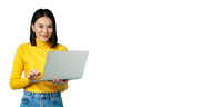 freelancer-jovem-asiatica-trabalhando-no-laptop-e-sorrindo-em-pe-com-o-computador-sobre-fundo-azul