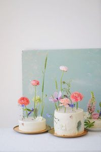 white wedding cakes decorated with fresh flowers
