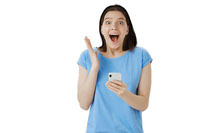 mulher-animada-gritando-de-espanto-e-olhando-para-a-tela-do-smartphone